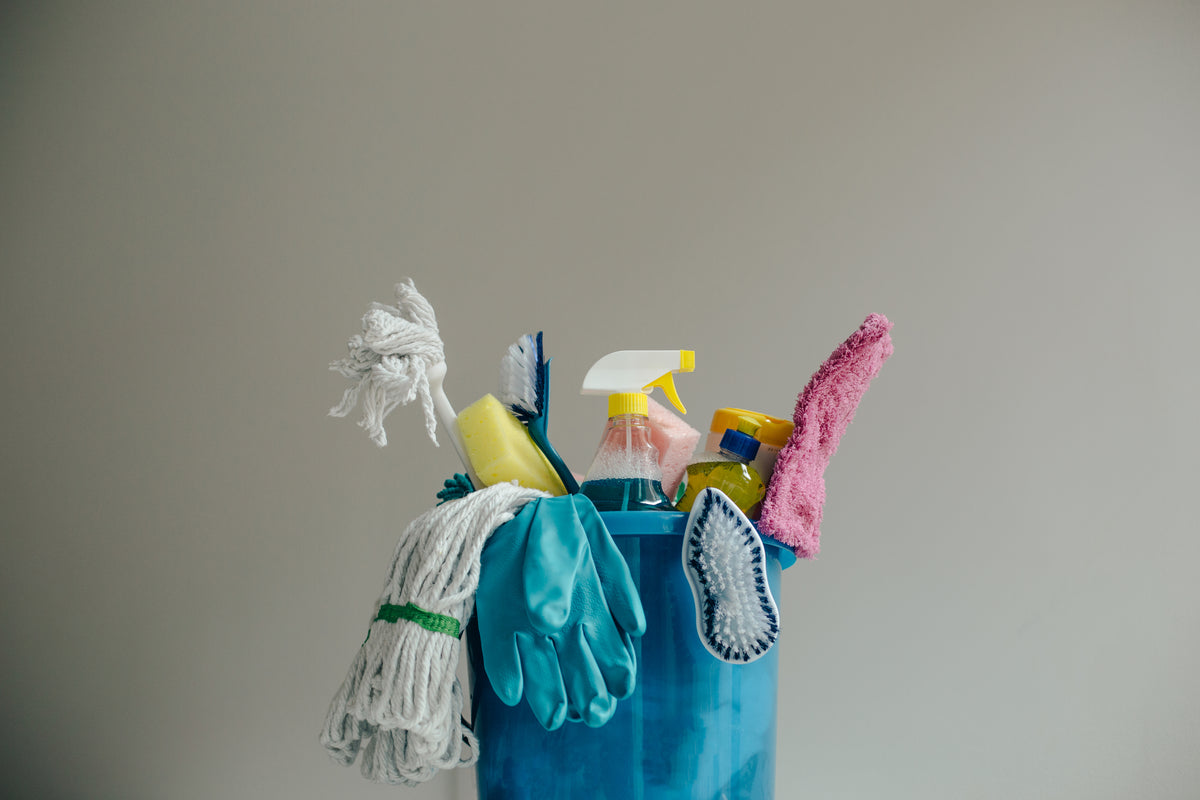Emmer met schoonmaakmiddelen